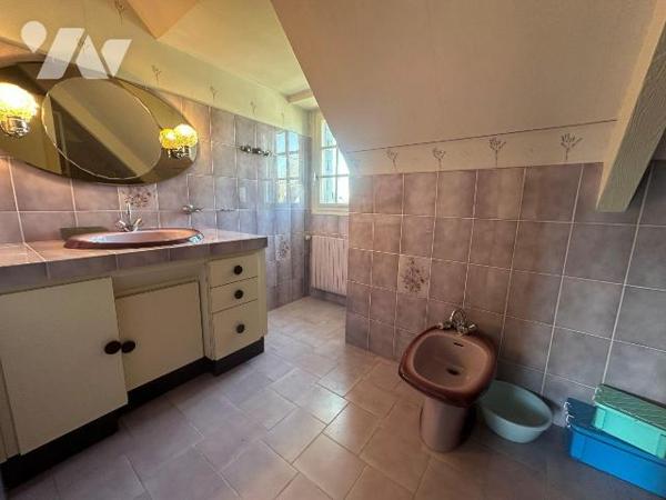 ROSAIS - Maison de 150m²de plain-pied en plein coeur du Rosais avec jardin plein Sud comprenant...