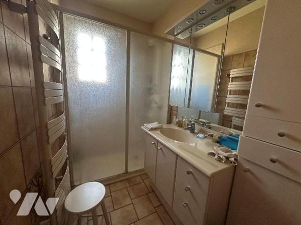 ROSAIS - Maison de 150m²de plain-pied en plein coeur du Rosais avec jardin plein Sud comprenant...