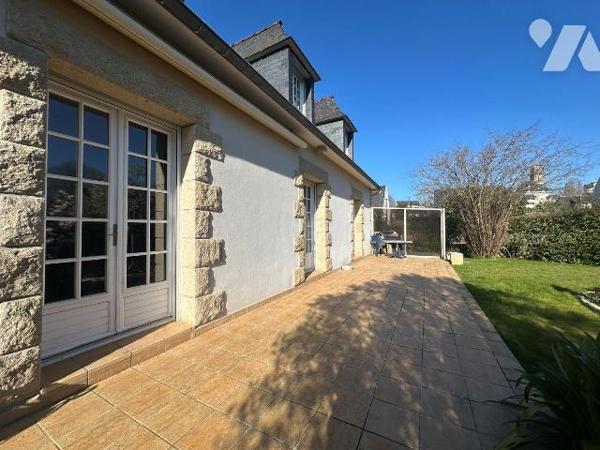 ROSAIS - Maison de 150m²de plain-pied en plein coeur du Rosais avec jardin plein Sud comprenant...