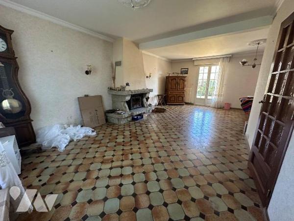 ROSAIS - Maison de 150m²de plain-pied en plein coeur du Rosais avec jardin plein Sud comprenant...