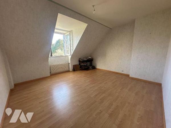 ROSAIS - Maison de 150m²de plain-pied en plein coeur du Rosais avec jardin plein Sud comprenant...