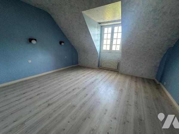 ROSAIS - Maison de 150m²de plain-pied en plein coeur du Rosais avec jardin plein Sud comprenant...