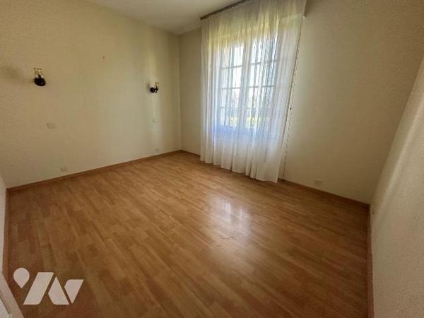 ROSAIS - Maison de 150m²de plain-pied en plein coeur du Rosais avec jardin plein Sud comprenant...