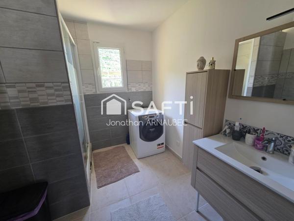 Maison autonome avec revenus solaires et terrain constructible