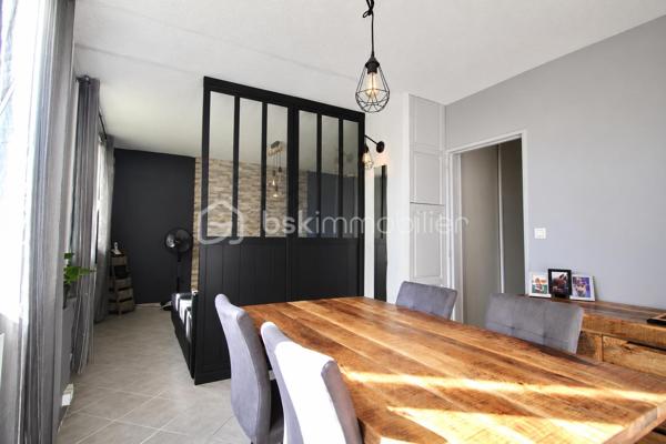 Situé dans le quartier recherché de Capouchiné à Nîmes, découvrez cet appartement T3 actuellement loué, idéal pour un investissement locatif.

Situé en rez-de-chaussée surélevé au sein d’une résidence avec ascenseur, il se compose de pièces fonctionnelles et bénéficie de nombreux placards offrant de belles capacités de rangement.

Le chauffage est collectif et la production d’eau chaude est assurée par un cumulus individuel.

L’appartement est actuellement loué 650 € charges comprises, offrant ainsi un revenu locatif immédiat.

Un bien idéal pour un investisseur souhaitant acquérir un appartement déjà loué, avec un locataire en place.
