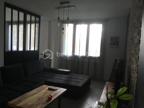 Situé dans le quartier recherché de Capouchiné à Nîmes, découvrez cet appartement T3 actuellement loué, idéal pour un investissement locatif.

Situé en rez-de-chaussée surélevé au sein d’une résidence avec ascenseur, il se compose de pièces fonctionnelles et bénéficie de nombreux placards offrant de belles capacités de rangement.

Le chauffage est collectif et la production d’eau chaude est assurée par un cumulus individuel.

L’appartement est actuellement loué 650 € charges comprises, offrant ainsi un revenu locatif immédiat.

Un bien idéal pour un investisseur souhaitant acquérir un appartement déjà loué, avec un locataire en place.