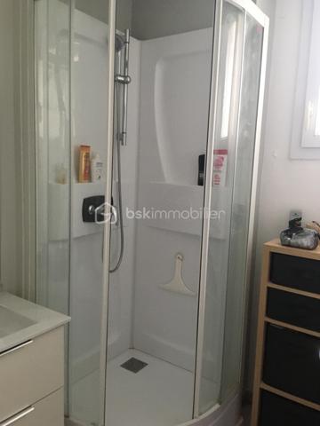 Situé dans le quartier recherché de Capouchiné à Nîmes, découvrez cet appartement T3 actuellement loué, idéal pour un investissement locatif.

Situé en rez-de-chaussée surélevé au sein d’une résidence avec ascenseur, il se compose de pièces fonctionnelles et bénéficie de nombreux placards offrant de belles capacités de rangement.

Le chauffage est collectif et la production d’eau chaude est assurée par un cumulus individuel.

L’appartement est actuellement loué 650 € charges comprises, offrant ainsi un revenu locatif immédiat.

Un bien idéal pour un investisseur souhaitant acquérir un appartement déjà loué, avec un locataire en place.
