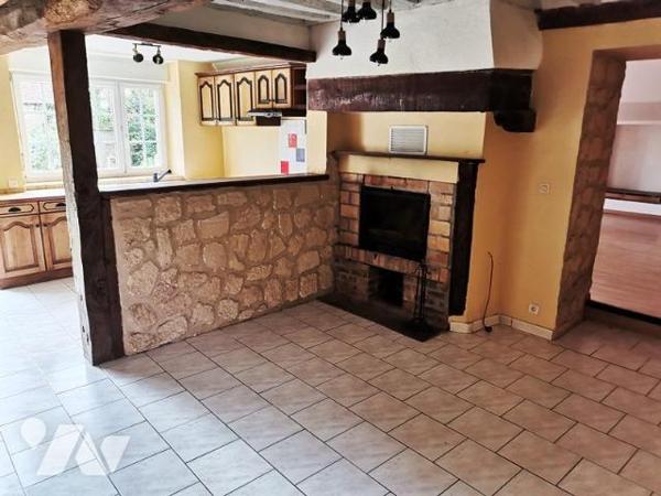 LA FERTE MACE 3 mns du centre ville: Maison en pierres d'environ 100 m²  sur 2ha 30 de terrain