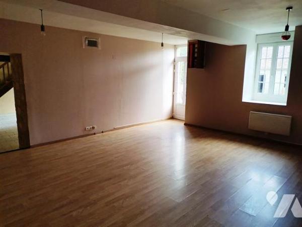 LA FERTE MACE 3 mns du centre ville: Maison en pierres d'environ 100 m²  sur 2ha 30 de terrain