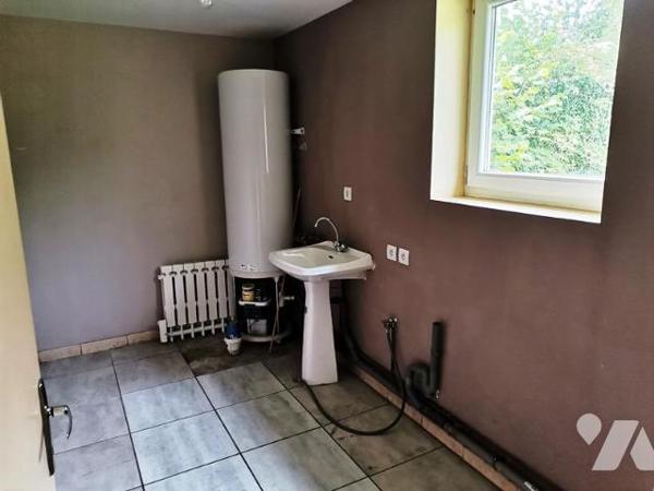 LA FERTE MACE 3 mns du centre ville: Maison en pierres d'environ 100 m²  sur 2ha 30 de terrain