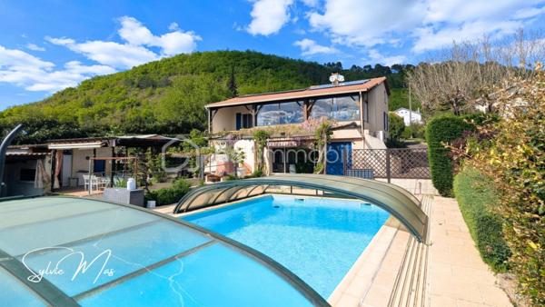 Réf. Océane – À Fumel, au bout d'une allée se dresse une maison accueillante sur deux niveaux. Ici, l’extérieur n’est pas un simple jardin : c’est un véritable espace de vie à part entière de 3 591 m2 arborés. Ici, tout a été pensé pour conjuguer qualité de vie et autonomie énergétique : maison alimentée par un puits, panneaux solaires en autoconsommation avec batterie virtuelle, pompe à chaleur air/eau, chauffage au sol partiel, insert… Autant d'équipements qui participent à réduire les coûts énergétiques.
Arbres fruitiers, pergola, cuisine d’été, salon d’été, piscine couverte 5 x 10 m avec tunnel… chaque espace invite à la détente, recevoir ou simplement profiter d’un cadre de vie paisible avec une jolie vue sur le jardin et l’horizon depuis la véranda.

La maison, construite sur sous-sol, développe environ 122 m² habitables et offre une organisation chaleureuse et fonctionnelle :
Au niveau principal : une véranda d’environ 20 m² surplombant le jardin, une agréable pièce de vie avec salon et insert, salle à manger et cuisine ouverte d’environ 30 m², une chambre avec dressing, un bureau, une salle d’eau avec douche italienne, double vasque, WC indépendant, une mezzanine pouvant accueillir un espace bureau, lecture ou couchage d’appoint...
En rez-de-chaussée / sous-sol aménagé parfait pour recevoir : un salon supplémentaire ou bureau, un dortoir d’environ 26 m², une buanderie, douche et WC ainsi qu'un garage d’environ 37 m². 

À l’extérieur : cuisine d’été, salon d’été, local jardin, local technique sous piscine.
Deux portails permettant une circulation pratique autour de la propriété, allées goudronnées, carports et stationnements, gouttières aluminium récentes, toiture en très bon état, adoucisseur d'eau.

Un lieu idéal pour ceux qui recherchent davantage qu’une maison : un environnement de vie où l’on peut recevoir, jardiner, profiter et imaginer de nombreux projets.
À découvrir sans tarder.