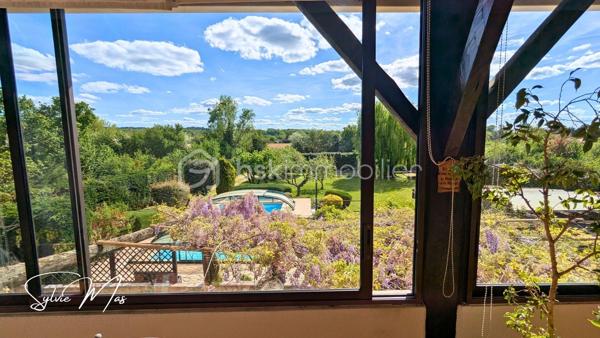 Réf. Océane – À Fumel, au bout d'une allée se dresse une maison accueillante sur deux niveaux. Ici, l’extérieur n’est pas un simple jardin : c’est un véritable espace de vie à part entière de 3 591 m2 arborés. Ici, tout a été pensé pour conjuguer qualité de vie et autonomie énergétique : maison alimentée par un puits, panneaux solaires en autoconsommation avec batterie virtuelle, pompe à chaleur air/eau, chauffage au sol partiel, insert… Autant d'équipements qui participent à réduire les coûts énergétiques.
Arbres fruitiers, pergola, cuisine d’été, salon d’été, piscine couverte 5 x 10 m avec tunnel… chaque espace invite à la détente, recevoir ou simplement profiter d’un cadre de vie paisible avec une jolie vue sur le jardin et l’horizon depuis la véranda.

La maison, construite sur sous-sol, développe environ 122 m² habitables et offre une organisation chaleureuse et fonctionnelle :
Au niveau principal : une véranda d’environ 20 m² surplombant le jardin, une agréable pièce de vie avec salon et insert, salle à manger et cuisine ouverte d’environ 30 m², une chambre avec dressing, un bureau, une salle d’eau avec douche italienne, double vasque, WC indépendant, une mezzanine pouvant accueillir un espace bureau, lecture ou couchage d’appoint...
En rez-de-chaussée / sous-sol aménagé parfait pour recevoir : un salon supplémentaire ou bureau, un dortoir d’environ 26 m², une buanderie, douche et WC ainsi qu'un garage d’environ 37 m². 

À l’extérieur : cuisine d’été, salon d’été, local jardin, local technique sous piscine.
Deux portails permettant une circulation pratique autour de la propriété, allées goudronnées, carports et stationnements, gouttières aluminium récentes, toiture en très bon état, adoucisseur d'eau.

Un lieu idéal pour ceux qui recherchent davantage qu’une maison : un environnement de vie où l’on peut recevoir, jardiner, profiter et imaginer de nombreux projets.
À découvrir sans tarder.