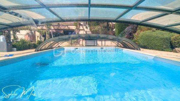 Réf. Océane – À Fumel, au bout d'une allée se dresse une maison accueillante sur deux niveaux. Ici, l’extérieur n’est pas un simple jardin : c’est un véritable espace de vie à part entière de 3 591 m2 arborés. Ici, tout a été pensé pour conjuguer qualité de vie et autonomie énergétique : maison alimentée par un puits, panneaux solaires en autoconsommation avec batterie virtuelle, pompe à chaleur air/eau, chauffage au sol partiel, insert… Autant d'équipements qui participent à réduire les coûts énergétiques.
Arbres fruitiers, pergola, cuisine d’été, salon d’été, piscine couverte 5 x 10 m avec tunnel… chaque espace invite à la détente, recevoir ou simplement profiter d’un cadre de vie paisible avec une jolie vue sur le jardin et l’horizon depuis la véranda.

La maison, construite sur sous-sol, développe environ 122 m² habitables et offre une organisation chaleureuse et fonctionnelle :
Au niveau principal : une véranda d’environ 20 m² surplombant le jardin, une agréable pièce de vie avec salon et insert, salle à manger et cuisine ouverte d’environ 30 m², une chambre avec dressing, un bureau, une salle d’eau avec douche italienne, double vasque, WC indépendant, une mezzanine pouvant accueillir un espace bureau, lecture ou couchage d’appoint...
En rez-de-chaussée / sous-sol aménagé parfait pour recevoir : un salon supplémentaire ou bureau, un dortoir d’environ 26 m², une buanderie, douche et WC ainsi qu'un garage d’environ 37 m². 

À l’extérieur : cuisine d’été, salon d’été, local jardin, local technique sous piscine.
Deux portails permettant une circulation pratique autour de la propriété, allées goudronnées, carports et stationnements, gouttières aluminium récentes, toiture en très bon état, adoucisseur d'eau.

Un lieu idéal pour ceux qui recherchent davantage qu’une maison : un environnement de vie où l’on peut recevoir, jardiner, profiter et imaginer de nombreux projets.
À découvrir sans tarder.