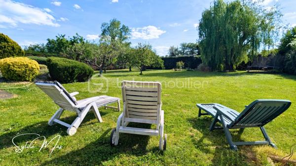 Réf. Océane – À Fumel, au bout d'une allée se dresse une maison accueillante sur deux niveaux. Ici, l’extérieur n’est pas un simple jardin : c’est un véritable espace de vie à part entière de 3 591 m2 arborés. Ici, tout a été pensé pour conjuguer qualité de vie et autonomie énergétique : maison alimentée par un puits, panneaux solaires en autoconsommation avec batterie virtuelle, pompe à chaleur air/eau, chauffage au sol partiel, insert… Autant d'équipements qui participent à réduire les coûts énergétiques.
Arbres fruitiers, pergola, cuisine d’été, salon d’été, piscine couverte 5 x 10 m avec tunnel… chaque espace invite à la détente, recevoir ou simplement profiter d’un cadre de vie paisible avec une jolie vue sur le jardin et l’horizon depuis la véranda.

La maison, construite sur sous-sol, développe environ 122 m² habitables et offre une organisation chaleureuse et fonctionnelle :
Au niveau principal : une véranda d’environ 20 m² surplombant le jardin, une agréable pièce de vie avec salon et insert, salle à manger et cuisine ouverte d’environ 30 m², une chambre avec dressing, un bureau, une salle d’eau avec douche italienne, double vasque, WC indépendant, une mezzanine pouvant accueillir un espace bureau, lecture ou couchage d’appoint...
En rez-de-chaussée / sous-sol aménagé parfait pour recevoir : un salon supplémentaire ou bureau, un dortoir d’environ 26 m², une buanderie, douche et WC ainsi qu'un garage d’environ 37 m². 

À l’extérieur : cuisine d’été, salon d’été, local jardin, local technique sous piscine.
Deux portails permettant une circulation pratique autour de la propriété, allées goudronnées, carports et stationnements, gouttières aluminium récentes, toiture en très bon état, adoucisseur d'eau.

Un lieu idéal pour ceux qui recherchent davantage qu’une maison : un environnement de vie où l’on peut recevoir, jardiner, profiter et imaginer de nombreux projets.
À découvrir sans tarder.