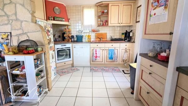 Réf. Océane – À Fumel, au bout d'une allée se dresse une maison accueillante sur deux niveaux. Ici, l’extérieur n’est pas un simple jardin : c’est un véritable espace de vie à part entière de 3 591 m2 arborés. Ici, tout a été pensé pour conjuguer qualité de vie et autonomie énergétique : maison alimentée par un puits, panneaux solaires en autoconsommation avec batterie virtuelle, pompe à chaleur air/eau, chauffage au sol partiel, insert… Autant d'équipements qui participent à réduire les coûts énergétiques.
Arbres fruitiers, pergola, cuisine d’été, salon d’été, piscine couverte 5 x 10 m avec tunnel… chaque espace invite à la détente, recevoir ou simplement profiter d’un cadre de vie paisible avec une jolie vue sur le jardin et l’horizon depuis la véranda.

La maison, construite sur sous-sol, développe environ 122 m² habitables et offre une organisation chaleureuse et fonctionnelle :
Au niveau principal : une véranda d’environ 20 m² surplombant le jardin, une agréable pièce de vie avec salon et insert, salle à manger et cuisine ouverte d’environ 30 m², une chambre avec dressing, un bureau, une salle d’eau avec douche italienne, double vasque, WC indépendant, une mezzanine pouvant accueillir un espace bureau, lecture ou couchage d’appoint...
En rez-de-chaussée / sous-sol aménagé parfait pour recevoir : un salon supplémentaire ou bureau, un dortoir d’environ 26 m², une buanderie, douche et WC ainsi qu'un garage d’environ 37 m². 

À l’extérieur : cuisine d’été, salon d’été, local jardin, local technique sous piscine.
Deux portails permettant une circulation pratique autour de la propriété, allées goudronnées, carports et stationnements, gouttières aluminium récentes, toiture en très bon état, adoucisseur d'eau.

Un lieu idéal pour ceux qui recherchent davantage qu’une maison : un environnement de vie où l’on peut recevoir, jardiner, profiter et imaginer de nombreux projets.
À découvrir sans tarder.
