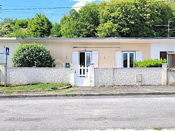 Venez découvrir ce joli pavillon de plain-pied, idéal pour profiter d’un cadre de vie agréable et fonctionnel.

La maison se compose d’une entrée accueillante, d’une belle pièce de vie lumineuse, d’une cuisine conviviale, ainsi que de deux chambres confortables.

À l’extérieur, vous apprécierez ses deux terrasses, à l’avant et à l’arrière de la maison, parfaites pour profiter des beaux jours en toute tranquillité. Le tout sur un petit terrain soigneusement entretenu, facile à vivre et plein de charme.

✨ Un bien idéal pour un premier achat, un couple, une petite famille ou un projet de résidence secondaire.

📍À visiter sans tarder ! Contactez-moi au O7 67 61 78 92.