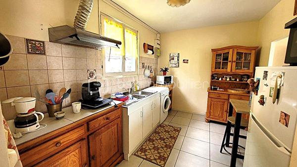 Venez découvrir ce joli pavillon de plain-pied, idéal pour profiter d’un cadre de vie agréable et fonctionnel.

La maison se compose d’une entrée accueillante, d’une belle pièce de vie lumineuse, d’une cuisine conviviale, ainsi que de deux chambres confortables.

À l’extérieur, vous apprécierez ses deux terrasses, à l’avant et à l’arrière de la maison, parfaites pour profiter des beaux jours en toute tranquillité. Le tout sur un petit terrain soigneusement entretenu, facile à vivre et plein de charme.

✨ Un bien idéal pour un premier achat, un couple, une petite famille ou un projet de résidence secondaire.

📍À visiter sans tarder ! Contactez-moi au O7 67 61 78 92.