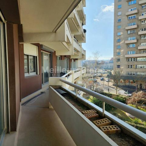 T4 HYPER CENTRE avec balcon et Parking