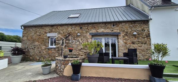 EN EXCLUSIVITE 

Venez découvrir cette magnifique maison d’habitation pleine de charme d’environ 200 m², entièrement rénovée en 2018, implantée sur une parcelle de 1 222 m² dans un environnement calme et agréable. 

Un véritable coup de cœur où il ne reste plus qu’à poser ses valises !
Cette propriété lumineuse et parfaitement entretenue offre de beaux volumes ainsi qu’un potentiel idéal pour une grande famille, une activité de chambres d’hôtes ou encore pour accueillir famille et amis en toute indépendance.

🏡 Au rez-de-chaussée :
Belle pièce de vie lumineuse avec salon / salle à manger et cuisine ouverte aménagée et équipée
Véranda
Salle d’eau avec WC
Superbe suite parentale d’environ 55 m² comprenant : • espace nuit
• salon
• kitchenette
• douche et WC
Un espace totalement indépendant, idéal pour recevoir ou développer une activité touristique.

🛏 À l’étage :
2 chambres avec chacune leur salle de bain privative et kitchenette
1 chambre supplémentaire

🌿 Les extérieurs :
Grande terrasse avec rampe d’accès PMR / handicapé
Grand parking
2 ateliers
Puits
Maison lumineuse et agréable à vivre

⚙️ Prestations :
Pompe à chaleur
Fenêtres double vitrage
Rénovation complète en 2018
Accessibilité facilitée
Quartier calme et recherché

📍Situation idéale : À moins d’1 km de la mer, cette propriété allie confort, charme et potentiel dans un cadre privilégié.

✨ Une maison rare sur le secteur, parfaite aussi bien pour une résidence principale que pour un projet de chambres d’hôtes.

✨ 769 000 € HAI – Honoraires à la charge du vendeur ✨

📞 Contactez-moi pour organiser une visite et découvrir tout le charme de cette propriété au 06 76 01 16 41.