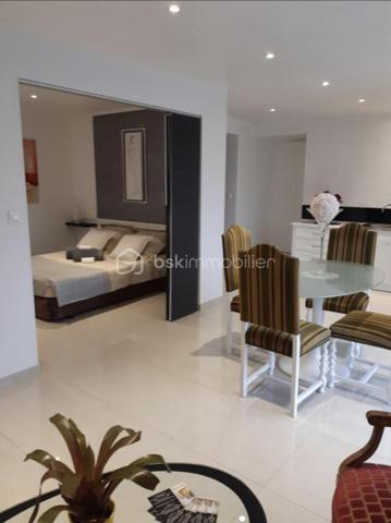 EN EXCLUSIVITE 

Venez découvrir cette magnifique maison d’habitation pleine de charme d’environ 200 m², entièrement rénovée en 2018, implantée sur une parcelle de 1 222 m² dans un environnement calme et agréable. 

Un véritable coup de cœur où il ne reste plus qu’à poser ses valises !
Cette propriété lumineuse et parfaitement entretenue offre de beaux volumes ainsi qu’un potentiel idéal pour une grande famille, une activité de chambres d’hôtes ou encore pour accueillir famille et amis en toute indépendance.

🏡 Au rez-de-chaussée :
Belle pièce de vie lumineuse avec salon / salle à manger et cuisine ouverte aménagée et équipée
Véranda
Salle d’eau avec WC
Superbe suite parentale d’environ 55 m² comprenant : • espace nuit
• salon
• kitchenette
• douche et WC
Un espace totalement indépendant, idéal pour recevoir ou développer une activité touristique.

🛏 À l’étage :
2 chambres avec chacune leur salle de bain privative et kitchenette
1 chambre supplémentaire

🌿 Les extérieurs :
Grande terrasse avec rampe d’accès PMR / handicapé
Grand parking
2 ateliers
Puits
Maison lumineuse et agréable à vivre

⚙️ Prestations :
Pompe à chaleur
Fenêtres double vitrage
Rénovation complète en 2018
Accessibilité facilitée
Quartier calme et recherché

📍Situation idéale : À moins d’1 km de la mer, cette propriété allie confort, charme et potentiel dans un cadre privilégié.

✨ Une maison rare sur le secteur, parfaite aussi bien pour une résidence principale que pour un projet de chambres d’hôtes.

✨ 769 000 € HAI – Honoraires à la charge du vendeur ✨

📞 Contactez-moi pour organiser une visite et découvrir tout le charme de cette propriété au 06 76 01 16 41.
