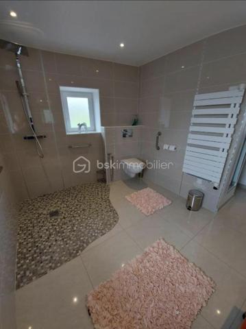 EN EXCLUSIVITE 

Venez découvrir cette magnifique maison d’habitation pleine de charme d’environ 200 m², entièrement rénovée en 2018, implantée sur une parcelle de 1 222 m² dans un environnement calme et agréable. 

Un véritable coup de cœur où il ne reste plus qu’à poser ses valises !
Cette propriété lumineuse et parfaitement entretenue offre de beaux volumes ainsi qu’un potentiel idéal pour une grande famille, une activité de chambres d’hôtes ou encore pour accueillir famille et amis en toute indépendance.

🏡 Au rez-de-chaussée :
Belle pièce de vie lumineuse avec salon / salle à manger et cuisine ouverte aménagée et équipée
Véranda
Salle d’eau avec WC
Superbe suite parentale d’environ 55 m² comprenant : • espace nuit
• salon
• kitchenette
• douche et WC
Un espace totalement indépendant, idéal pour recevoir ou développer une activité touristique.

🛏 À l’étage :
2 chambres avec chacune leur salle de bain privative et kitchenette
1 chambre supplémentaire

🌿 Les extérieurs :
Grande terrasse avec rampe d’accès PMR / handicapé
Grand parking
2 ateliers
Puits
Maison lumineuse et agréable à vivre

⚙️ Prestations :
Pompe à chaleur
Fenêtres double vitrage
Rénovation complète en 2018
Accessibilité facilitée
Quartier calme et recherché

📍Situation idéale : À moins d’1 km de la mer, cette propriété allie confort, charme et potentiel dans un cadre privilégié.

✨ Une maison rare sur le secteur, parfaite aussi bien pour une résidence principale que pour un projet de chambres d’hôtes.

✨ 769 000 € HAI – Honoraires à la charge du vendeur ✨

📞 Contactez-moi pour organiser une visite et découvrir tout le charme de cette propriété au 06 76 01 16 41.