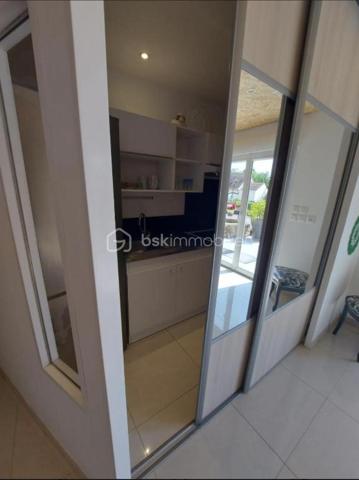 EN EXCLUSIVITE 

Venez découvrir cette magnifique maison d’habitation pleine de charme d’environ 200 m², entièrement rénovée en 2018, implantée sur une parcelle de 1 222 m² dans un environnement calme et agréable. 

Un véritable coup de cœur où il ne reste plus qu’à poser ses valises !
Cette propriété lumineuse et parfaitement entretenue offre de beaux volumes ainsi qu’un potentiel idéal pour une grande famille, une activité de chambres d’hôtes ou encore pour accueillir famille et amis en toute indépendance.

🏡 Au rez-de-chaussée :
Belle pièce de vie lumineuse avec salon / salle à manger et cuisine ouverte aménagée et équipée
Véranda
Salle d’eau avec WC
Superbe suite parentale d’environ 55 m² comprenant : • espace nuit
• salon
• kitchenette
• douche et WC
Un espace totalement indépendant, idéal pour recevoir ou développer une activité touristique.

🛏 À l’étage :
2 chambres avec chacune leur salle de bain privative et kitchenette
1 chambre supplémentaire

🌿 Les extérieurs :
Grande terrasse avec rampe d’accès PMR / handicapé
Grand parking
2 ateliers
Puits
Maison lumineuse et agréable à vivre

⚙️ Prestations :
Pompe à chaleur
Fenêtres double vitrage
Rénovation complète en 2018
Accessibilité facilitée
Quartier calme et recherché

📍Situation idéale : À moins d’1 km de la mer, cette propriété allie confort, charme et potentiel dans un cadre privilégié.

✨ Une maison rare sur le secteur, parfaite aussi bien pour une résidence principale que pour un projet de chambres d’hôtes.

✨ 769 000 € HAI – Honoraires à la charge du vendeur ✨

📞 Contactez-moi pour organiser une visite et découvrir tout le charme de cette propriété au 06 76 01 16 41.