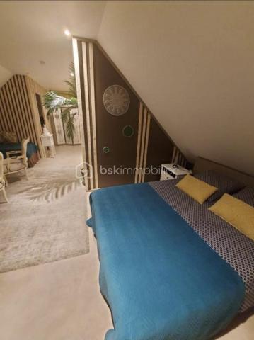EN EXCLUSIVITE 

Venez découvrir cette magnifique maison d’habitation pleine de charme d’environ 200 m², entièrement rénovée en 2018, implantée sur une parcelle de 1 222 m² dans un environnement calme et agréable. 

Un véritable coup de cœur où il ne reste plus qu’à poser ses valises !
Cette propriété lumineuse et parfaitement entretenue offre de beaux volumes ainsi qu’un potentiel idéal pour une grande famille, une activité de chambres d’hôtes ou encore pour accueillir famille et amis en toute indépendance.

🏡 Au rez-de-chaussée :
Belle pièce de vie lumineuse avec salon / salle à manger et cuisine ouverte aménagée et équipée
Véranda
Salle d’eau avec WC
Superbe suite parentale d’environ 55 m² comprenant : • espace nuit
• salon
• kitchenette
• douche et WC
Un espace totalement indépendant, idéal pour recevoir ou développer une activité touristique.

🛏 À l’étage :
2 chambres avec chacune leur salle de bain privative et kitchenette
1 chambre supplémentaire

🌿 Les extérieurs :
Grande terrasse avec rampe d’accès PMR / handicapé
Grand parking
2 ateliers
Puits
Maison lumineuse et agréable à vivre

⚙️ Prestations :
Pompe à chaleur
Fenêtres double vitrage
Rénovation complète en 2018
Accessibilité facilitée
Quartier calme et recherché

📍Situation idéale : À moins d’1 km de la mer, cette propriété allie confort, charme et potentiel dans un cadre privilégié.

✨ Une maison rare sur le secteur, parfaite aussi bien pour une résidence principale que pour un projet de chambres d’hôtes.

✨ 769 000 € HAI – Honoraires à la charge du vendeur ✨

📞 Contactez-moi pour organiser une visite et découvrir tout le charme de cette propriété au 06 76 01 16 41.