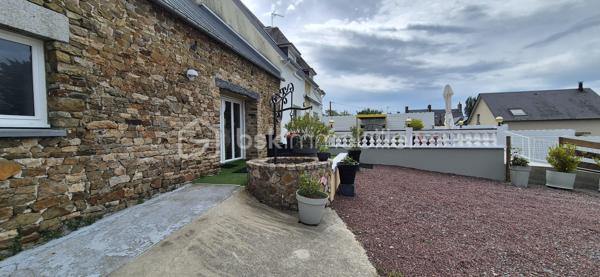 EN EXCLUSIVITE 

Venez découvrir cette magnifique maison d’habitation pleine de charme d’environ 200 m², entièrement rénovée en 2018, implantée sur une parcelle de 1 222 m² dans un environnement calme et agréable. 

Un véritable coup de cœur où il ne reste plus qu’à poser ses valises !
Cette propriété lumineuse et parfaitement entretenue offre de beaux volumes ainsi qu’un potentiel idéal pour une grande famille, une activité de chambres d’hôtes ou encore pour accueillir famille et amis en toute indépendance.

🏡 Au rez-de-chaussée :
Belle pièce de vie lumineuse avec salon / salle à manger et cuisine ouverte aménagée et équipée
Véranda
Salle d’eau avec WC
Superbe suite parentale d’environ 55 m² comprenant : • espace nuit
• salon
• kitchenette
• douche et WC
Un espace totalement indépendant, idéal pour recevoir ou développer une activité touristique.

🛏 À l’étage :
2 chambres avec chacune leur salle de bain privative et kitchenette
1 chambre supplémentaire

🌿 Les extérieurs :
Grande terrasse avec rampe d’accès PMR / handicapé
Grand parking
2 ateliers
Puits
Maison lumineuse et agréable à vivre

⚙️ Prestations :
Pompe à chaleur
Fenêtres double vitrage
Rénovation complète en 2018
Accessibilité facilitée
Quartier calme et recherché

📍Situation idéale : À moins d’1 km de la mer, cette propriété allie confort, charme et potentiel dans un cadre privilégié.

✨ Une maison rare sur le secteur, parfaite aussi bien pour une résidence principale que pour un projet de chambres d’hôtes.

✨ 769 000 € HAI – Honoraires à la charge du vendeur ✨

📞 Contactez-moi pour organiser une visite et découvrir tout le charme de cette propriété au 06 76 01 16 41.