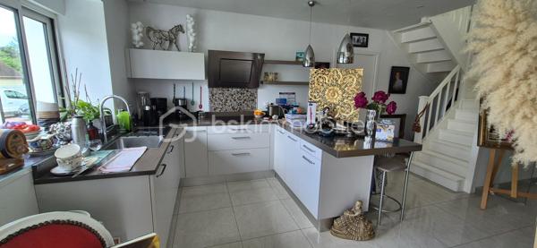 EN EXCLUSIVITE 

Venez découvrir cette magnifique maison d’habitation pleine de charme d’environ 200 m², entièrement rénovée en 2018, implantée sur une parcelle de 1 222 m² dans un environnement calme et agréable. 

Un véritable coup de cœur où il ne reste plus qu’à poser ses valises !
Cette propriété lumineuse et parfaitement entretenue offre de beaux volumes ainsi qu’un potentiel idéal pour une grande famille, une activité de chambres d’hôtes ou encore pour accueillir famille et amis en toute indépendance.

🏡 Au rez-de-chaussée :
Belle pièce de vie lumineuse avec salon / salle à manger et cuisine ouverte aménagée et équipée
Véranda
Salle d’eau avec WC
Superbe suite parentale d’environ 55 m² comprenant : • espace nuit
• salon
• kitchenette
• douche et WC
Un espace totalement indépendant, idéal pour recevoir ou développer une activité touristique.

🛏 À l’étage :
2 chambres avec chacune leur salle de bain privative et kitchenette
1 chambre supplémentaire

🌿 Les extérieurs :
Grande terrasse avec rampe d’accès PMR / handicapé
Grand parking
2 ateliers
Puits
Maison lumineuse et agréable à vivre

⚙️ Prestations :
Pompe à chaleur
Fenêtres double vitrage
Rénovation complète en 2018
Accessibilité facilitée
Quartier calme et recherché

📍Situation idéale : À moins d’1 km de la mer, cette propriété allie confort, charme et potentiel dans un cadre privilégié.

✨ Une maison rare sur le secteur, parfaite aussi bien pour une résidence principale que pour un projet de chambres d’hôtes.

✨ 769 000 € HAI – Honoraires à la charge du vendeur ✨

📞 Contactez-moi pour organiser une visite et découvrir tout le charme de cette propriété au 06 76 01 16 41.