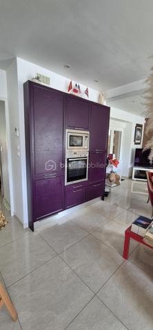EN EXCLUSIVITE 

Venez découvrir cette magnifique maison d’habitation pleine de charme d’environ 200 m², entièrement rénovée en 2018, implantée sur une parcelle de 1 222 m² dans un environnement calme et agréable. 

Un véritable coup de cœur où il ne reste plus qu’à poser ses valises !
Cette propriété lumineuse et parfaitement entretenue offre de beaux volumes ainsi qu’un potentiel idéal pour une grande famille, une activité de chambres d’hôtes ou encore pour accueillir famille et amis en toute indépendance.

🏡 Au rez-de-chaussée :
Belle pièce de vie lumineuse avec salon / salle à manger et cuisine ouverte aménagée et équipée
Véranda
Salle d’eau avec WC
Superbe suite parentale d’environ 55 m² comprenant : • espace nuit
• salon
• kitchenette
• douche et WC
Un espace totalement indépendant, idéal pour recevoir ou développer une activité touristique.

🛏 À l’étage :
2 chambres avec chacune leur salle de bain privative et kitchenette
1 chambre supplémentaire

🌿 Les extérieurs :
Grande terrasse avec rampe d’accès PMR / handicapé
Grand parking
2 ateliers
Puits
Maison lumineuse et agréable à vivre

⚙️ Prestations :
Pompe à chaleur
Fenêtres double vitrage
Rénovation complète en 2018
Accessibilité facilitée
Quartier calme et recherché

📍Situation idéale : À moins d’1 km de la mer, cette propriété allie confort, charme et potentiel dans un cadre privilégié.

✨ Une maison rare sur le secteur, parfaite aussi bien pour une résidence principale que pour un projet de chambres d’hôtes.

✨ 769 000 € HAI – Honoraires à la charge du vendeur ✨

📞 Contactez-moi pour organiser une visite et découvrir tout le charme de cette propriété au 06 76 01 16 41.