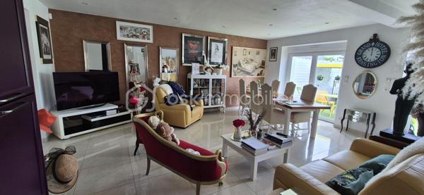 EN EXCLUSIVITE 

Venez découvrir cette magnifique maison d’habitation pleine de charme d’environ 200 m², entièrement rénovée en 2018, implantée sur une parcelle de 1 222 m² dans un environnement calme et agréable. 

Un véritable coup de cœur où il ne reste plus qu’à poser ses valises !
Cette propriété lumineuse et parfaitement entretenue offre de beaux volumes ainsi qu’un potentiel idéal pour une grande famille, une activité de chambres d’hôtes ou encore pour accueillir famille et amis en toute indépendance.

🏡 Au rez-de-chaussée :
Belle pièce de vie lumineuse avec salon / salle à manger et cuisine ouverte aménagée et équipée
Véranda
Salle d’eau avec WC
Superbe suite parentale d’environ 55 m² comprenant : • espace nuit
• salon
• kitchenette
• douche et WC
Un espace totalement indépendant, idéal pour recevoir ou développer une activité touristique.

🛏 À l’étage :
2 chambres avec chacune leur salle de bain privative et kitchenette
1 chambre supplémentaire

🌿 Les extérieurs :
Grande terrasse avec rampe d’accès PMR / handicapé
Grand parking
2 ateliers
Puits
Maison lumineuse et agréable à vivre

⚙️ Prestations :
Pompe à chaleur
Fenêtres double vitrage
Rénovation complète en 2018
Accessibilité facilitée
Quartier calme et recherché

📍Situation idéale : À moins d’1 km de la mer, cette propriété allie confort, charme et potentiel dans un cadre privilégié.

✨ Une maison rare sur le secteur, parfaite aussi bien pour une résidence principale que pour un projet de chambres d’hôtes.

✨ 769 000 € HAI – Honoraires à la charge du vendeur ✨

📞 Contactez-moi pour organiser une visite et découvrir tout le charme de cette propriété au 06 76 01 16 41.