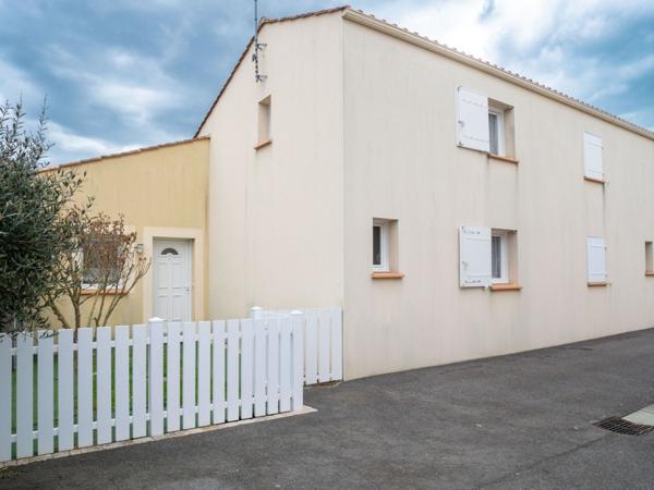 Maison Les Sables D Olonne 3 pièces 2 chambres jardinet 2 parkings 1 km centre ville