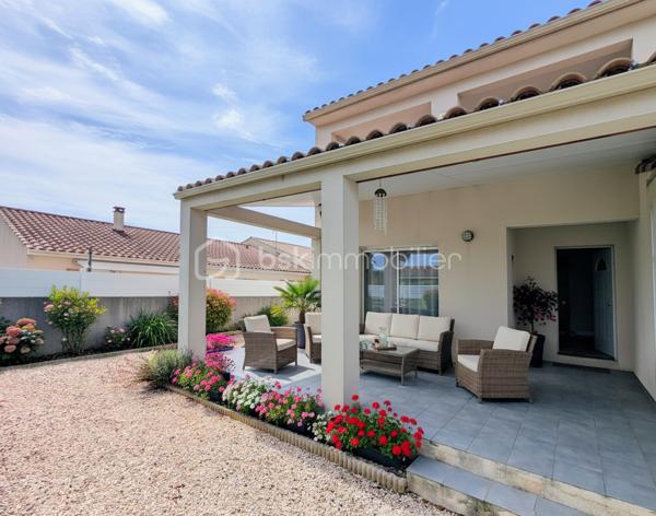 Située à Montagnac, ce pavillon 3 faces de 2011 bâtie sur un terrain de 300 m² offre un cadre de vie fonctionnel et très bien entretenu. L'extérieur a été aménagé pour nécessiter peu d'entretien et dispose d'un chalet en bois pour le stockage ainsi que de chéneaux en alu neufs.

Le rez-de-chaussée s'ouvre sur une pièce de vie lumineuse avec séjour, salle à manger et cuisine. Ce niveau comprend également une suite parentale avec placard et salle d'eau, un WC séparé, une buanderie ainsi qu'une pièce supplémentaire modulable (salle de jeux, stockage ou garage).

À l'étage, l'espace nuit se compose de trois chambres avec placards intégrés, d'une salle de bain, d'un second WC indépendant et d'un coin bureau. Ce niveau donne accès à une terrasse.

Côté prestations, la maison est équipée de climatisations réversibles, de menuiseries PVC double vitrage avec volets roulants électriques sur l'ensemble des ouvertures, d'un adoucisseur d'eau et d'un chauffe-eau électrique de 300L. Certaines fenêtres sont équipées de moustiquaires.

Une maison soignée, prête à habiter, idéale pour une famille en quête de confort.
