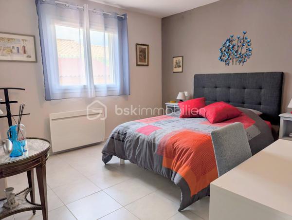 Située à Montagnac, ce pavillon 3 faces de 2011 bâtie sur un terrain de 300 m² offre un cadre de vie fonctionnel et très bien entretenu. L'extérieur a été aménagé pour nécessiter peu d'entretien et dispose d'un chalet en bois pour le stockage ainsi que de chéneaux en alu neufs.

Le rez-de-chaussée s'ouvre sur une pièce de vie lumineuse avec séjour, salle à manger et cuisine. Ce niveau comprend également une suite parentale avec placard et salle d'eau, un WC séparé, une buanderie ainsi qu'une pièce supplémentaire modulable (salle de jeux, stockage ou garage).

À l'étage, l'espace nuit se compose de trois chambres avec placards intégrés, d'une salle de bain, d'un second WC indépendant et d'un coin bureau. Ce niveau donne accès à une terrasse.

Côté prestations, la maison est équipée de climatisations réversibles, de menuiseries PVC double vitrage avec volets roulants électriques sur l'ensemble des ouvertures, d'un adoucisseur d'eau et d'un chauffe-eau électrique de 300L. Certaines fenêtres sont équipées de moustiquaires.

Une maison soignée, prête à habiter, idéale pour une famille en quête de confort.