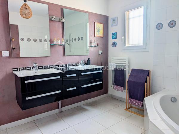 Située à Montagnac, ce pavillon 3 faces de 2011 bâtie sur un terrain de 300 m² offre un cadre de vie fonctionnel et très bien entretenu. L'extérieur a été aménagé pour nécessiter peu d'entretien et dispose d'un chalet en bois pour le stockage ainsi que de chéneaux en alu neufs.

Le rez-de-chaussée s'ouvre sur une pièce de vie lumineuse avec séjour, salle à manger et cuisine. Ce niveau comprend également une suite parentale avec placard et salle d'eau, un WC séparé, une buanderie ainsi qu'une pièce supplémentaire modulable (salle de jeux, stockage ou garage).

À l'étage, l'espace nuit se compose de trois chambres avec placards intégrés, d'une salle de bain, d'un second WC indépendant et d'un coin bureau. Ce niveau donne accès à une terrasse.

Côté prestations, la maison est équipée de climatisations réversibles, de menuiseries PVC double vitrage avec volets roulants électriques sur l'ensemble des ouvertures, d'un adoucisseur d'eau et d'un chauffe-eau électrique de 300L. Certaines fenêtres sont équipées de moustiquaires.

Une maison soignée, prête à habiter, idéale pour une famille en quête de confort.