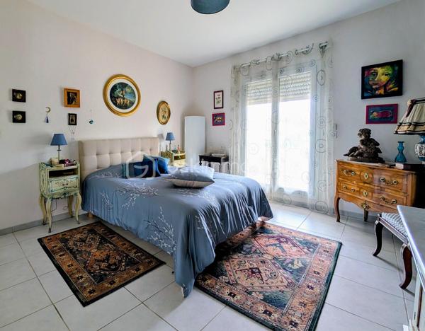 Située à Montagnac, ce pavillon 3 faces de 2011 bâtie sur un terrain de 300 m² offre un cadre de vie fonctionnel et très bien entretenu. L'extérieur a été aménagé pour nécessiter peu d'entretien et dispose d'un chalet en bois pour le stockage ainsi que de chéneaux en alu neufs.

Le rez-de-chaussée s'ouvre sur une pièce de vie lumineuse avec séjour, salle à manger et cuisine. Ce niveau comprend également une suite parentale avec placard et salle d'eau, un WC séparé, une buanderie ainsi qu'une pièce supplémentaire modulable (salle de jeux, stockage ou garage).

À l'étage, l'espace nuit se compose de trois chambres avec placards intégrés, d'une salle de bain, d'un second WC indépendant et d'un coin bureau. Ce niveau donne accès à une terrasse.

Côté prestations, la maison est équipée de climatisations réversibles, de menuiseries PVC double vitrage avec volets roulants électriques sur l'ensemble des ouvertures, d'un adoucisseur d'eau et d'un chauffe-eau électrique de 300L. Certaines fenêtres sont équipées de moustiquaires.

Une maison soignée, prête à habiter, idéale pour une famille en quête de confort.
