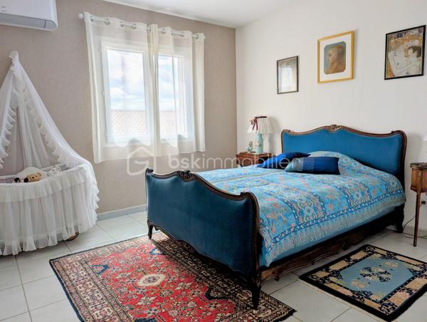 Située à Montagnac, ce pavillon 3 faces de 2011 bâtie sur un terrain de 300 m² offre un cadre de vie fonctionnel et très bien entretenu. L'extérieur a été aménagé pour nécessiter peu d'entretien et dispose d'un chalet en bois pour le stockage ainsi que de chéneaux en alu neufs.

Le rez-de-chaussée s'ouvre sur une pièce de vie lumineuse avec séjour, salle à manger et cuisine. Ce niveau comprend également une suite parentale avec placard et salle d'eau, un WC séparé, une buanderie ainsi qu'une pièce supplémentaire modulable (salle de jeux, stockage ou garage).

À l'étage, l'espace nuit se compose de trois chambres avec placards intégrés, d'une salle de bain, d'un second WC indépendant et d'un coin bureau. Ce niveau donne accès à une terrasse.

Côté prestations, la maison est équipée de climatisations réversibles, de menuiseries PVC double vitrage avec volets roulants électriques sur l'ensemble des ouvertures, d'un adoucisseur d'eau et d'un chauffe-eau électrique de 300L. Certaines fenêtres sont équipées de moustiquaires.

Une maison soignée, prête à habiter, idéale pour une famille en quête de confort.