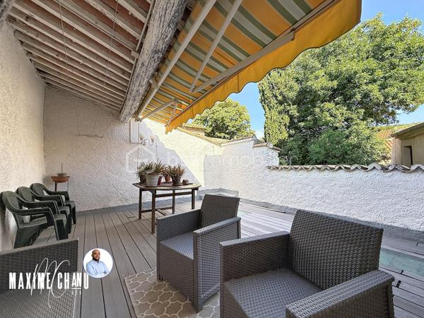 Située au cœur du charmant village de Péret, cette maison de caractère développe 200 m² habitables et offre des volumes rares, agrémentés d’un garage spacieux et de superbes extérieurs. Un bien aux atouts indéniables : surface habitable généreuse, grand garage et superbes extérieurs, le tout au cœur du village.

La maison se décompose sur trois niveaux. En rez-de-chaussée, vous trouverez un garage de 80 m², véritable atout pour stationner plusieurs véhicules, créer un atelier ou un espace de stockage conséquent.

Au rez-de-chaussée surélevé, la partie vie s’organise autour d’un séjour avec cuisine semi-ouverte, prolongé par un patio intérieur intime. Une grande chambre avec salle d’eau privative complète ce niveau, offrant une suite parentale confortable.

Au premier étage, vous profiterez d’une chambre avec salle de bain privative et mezzanine, d’une seconde chambre, d’une salle de bain supplémentaire ainsi que d’une cuisine d’appoint donnant accès à une magnifique terrasse tropézienne. Cet espace extérieur, au calme absolu et sans vis-à-vis, est un véritable havre de paix.

Sous les toits, un vaste espace sous rampant complète l’ensemble : salle de jeux, bureau ou quatrième chambre, à aménager selon vos besoins.

La maison a bénéficié de travaux récents qui en font un bien confortable et fonctionnel : double vitrage PVC sur l’ensemble des ouvertures, système de chauffage par pompe à chaleur air/eau, électricité remise aux normes, et un poêle à bois.

Avec ses volumes généreux, son grand garage et ses espaces extérieurs, cette maison de village combine authenticité et confort moderne. Un bien rare à Péret, à visiter sans tarder !