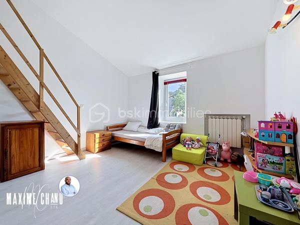 Située au cœur du charmant village de Péret, cette maison de caractère développe 200 m² habitables et offre des volumes rares, agrémentés d’un garage spacieux et de superbes extérieurs. Un bien aux atouts indéniables : surface habitable généreuse, grand garage et superbes extérieurs, le tout au cœur du village.

La maison se décompose sur trois niveaux. En rez-de-chaussée, vous trouverez un garage de 80 m², véritable atout pour stationner plusieurs véhicules, créer un atelier ou un espace de stockage conséquent.

Au rez-de-chaussée surélevé, la partie vie s’organise autour d’un séjour avec cuisine semi-ouverte, prolongé par un patio intérieur intime. Une grande chambre avec salle d’eau privative complète ce niveau, offrant une suite parentale confortable.

Au premier étage, vous profiterez d’une chambre avec salle de bain privative et mezzanine, d’une seconde chambre, d’une salle de bain supplémentaire ainsi que d’une cuisine d’appoint donnant accès à une magnifique terrasse tropézienne. Cet espace extérieur, au calme absolu et sans vis-à-vis, est un véritable havre de paix.

Sous les toits, un vaste espace sous rampant complète l’ensemble : salle de jeux, bureau ou quatrième chambre, à aménager selon vos besoins.

La maison a bénéficié de travaux récents qui en font un bien confortable et fonctionnel : double vitrage PVC sur l’ensemble des ouvertures, système de chauffage par pompe à chaleur air/eau, électricité remise aux normes, et un poêle à bois.

Avec ses volumes généreux, son grand garage et ses espaces extérieurs, cette maison de village combine authenticité et confort moderne. Un bien rare à Péret, à visiter sans tarder !