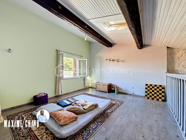 Située au cœur du charmant village de Péret, cette maison de caractère développe 200 m² habitables et offre des volumes rares, agrémentés d’un garage spacieux et de superbes extérieurs. Un bien aux atouts indéniables : surface habitable généreuse, grand garage et superbes extérieurs, le tout au cœur du village.

La maison se décompose sur trois niveaux. En rez-de-chaussée, vous trouverez un garage de 80 m², véritable atout pour stationner plusieurs véhicules, créer un atelier ou un espace de stockage conséquent.

Au rez-de-chaussée surélevé, la partie vie s’organise autour d’un séjour avec cuisine semi-ouverte, prolongé par un patio intérieur intime. Une grande chambre avec salle d’eau privative complète ce niveau, offrant une suite parentale confortable.

Au premier étage, vous profiterez d’une chambre avec salle de bain privative et mezzanine, d’une seconde chambre, d’une salle de bain supplémentaire ainsi que d’une cuisine d’appoint donnant accès à une magnifique terrasse tropézienne. Cet espace extérieur, au calme absolu et sans vis-à-vis, est un véritable havre de paix.

Sous les toits, un vaste espace sous rampant complète l’ensemble : salle de jeux, bureau ou quatrième chambre, à aménager selon vos besoins.

La maison a bénéficié de travaux récents qui en font un bien confortable et fonctionnel : double vitrage PVC sur l’ensemble des ouvertures, système de chauffage par pompe à chaleur air/eau, électricité remise aux normes, et un poêle à bois.

Avec ses volumes généreux, son grand garage et ses espaces extérieurs, cette maison de village combine authenticité et confort moderne. Un bien rare à Péret, à visiter sans tarder !