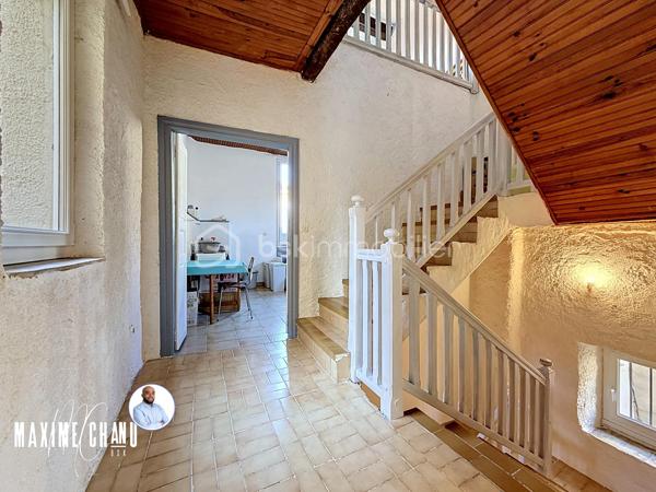 Située au cœur du charmant village de Péret, cette maison de caractère développe 200 m² habitables et offre des volumes rares, agrémentés d’un garage spacieux et de superbes extérieurs. Un bien aux atouts indéniables : surface habitable généreuse, grand garage et superbes extérieurs, le tout au cœur du village.

La maison se décompose sur trois niveaux. En rez-de-chaussée, vous trouverez un garage de 80 m², véritable atout pour stationner plusieurs véhicules, créer un atelier ou un espace de stockage conséquent.

Au rez-de-chaussée surélevé, la partie vie s’organise autour d’un séjour avec cuisine semi-ouverte, prolongé par un patio intérieur intime. Une grande chambre avec salle d’eau privative complète ce niveau, offrant une suite parentale confortable.

Au premier étage, vous profiterez d’une chambre avec salle de bain privative et mezzanine, d’une seconde chambre, d’une salle de bain supplémentaire ainsi que d’une cuisine d’appoint donnant accès à une magnifique terrasse tropézienne. Cet espace extérieur, au calme absolu et sans vis-à-vis, est un véritable havre de paix.

Sous les toits, un vaste espace sous rampant complète l’ensemble : salle de jeux, bureau ou quatrième chambre, à aménager selon vos besoins.

La maison a bénéficié de travaux récents qui en font un bien confortable et fonctionnel : double vitrage PVC sur l’ensemble des ouvertures, système de chauffage par pompe à chaleur air/eau, électricité remise aux normes, et un poêle à bois.

Avec ses volumes généreux, son grand garage et ses espaces extérieurs, cette maison de village combine authenticité et confort moderne. Un bien rare à Péret, à visiter sans tarder !