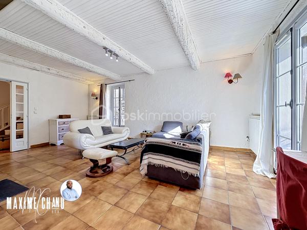 Située au cœur du charmant village de Péret, cette maison de caractère développe 200 m² habitables et offre des volumes rares, agrémentés d’un garage spacieux et de superbes extérieurs. Un bien aux atouts indéniables : surface habitable généreuse, grand garage et superbes extérieurs, le tout au cœur du village.

La maison se décompose sur trois niveaux. En rez-de-chaussée, vous trouverez un garage de 80 m², véritable atout pour stationner plusieurs véhicules, créer un atelier ou un espace de stockage conséquent.

Au rez-de-chaussée surélevé, la partie vie s’organise autour d’un séjour avec cuisine semi-ouverte, prolongé par un patio intérieur intime. Une grande chambre avec salle d’eau privative complète ce niveau, offrant une suite parentale confortable.

Au premier étage, vous profiterez d’une chambre avec salle de bain privative et mezzanine, d’une seconde chambre, d’une salle de bain supplémentaire ainsi que d’une cuisine d’appoint donnant accès à une magnifique terrasse tropézienne. Cet espace extérieur, au calme absolu et sans vis-à-vis, est un véritable havre de paix.

Sous les toits, un vaste espace sous rampant complète l’ensemble : salle de jeux, bureau ou quatrième chambre, à aménager selon vos besoins.

La maison a bénéficié de travaux récents qui en font un bien confortable et fonctionnel : double vitrage PVC sur l’ensemble des ouvertures, système de chauffage par pompe à chaleur air/eau, électricité remise aux normes, et un poêle à bois.

Avec ses volumes généreux, son grand garage et ses espaces extérieurs, cette maison de village combine authenticité et confort moderne. Un bien rare à Péret, à visiter sans tarder !