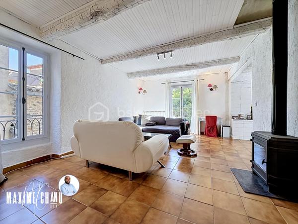 Située au cœur du charmant village de Péret, cette maison de caractère développe 200 m² habitables et offre des volumes rares, agrémentés d’un garage spacieux et de superbes extérieurs. Un bien aux atouts indéniables : surface habitable généreuse, grand garage et superbes extérieurs, le tout au cœur du village.

La maison se décompose sur trois niveaux. En rez-de-chaussée, vous trouverez un garage de 80 m², véritable atout pour stationner plusieurs véhicules, créer un atelier ou un espace de stockage conséquent.

Au rez-de-chaussée surélevé, la partie vie s’organise autour d’un séjour avec cuisine semi-ouverte, prolongé par un patio intérieur intime. Une grande chambre avec salle d’eau privative complète ce niveau, offrant une suite parentale confortable.

Au premier étage, vous profiterez d’une chambre avec salle de bain privative et mezzanine, d’une seconde chambre, d’une salle de bain supplémentaire ainsi que d’une cuisine d’appoint donnant accès à une magnifique terrasse tropézienne. Cet espace extérieur, au calme absolu et sans vis-à-vis, est un véritable havre de paix.

Sous les toits, un vaste espace sous rampant complète l’ensemble : salle de jeux, bureau ou quatrième chambre, à aménager selon vos besoins.

La maison a bénéficié de travaux récents qui en font un bien confortable et fonctionnel : double vitrage PVC sur l’ensemble des ouvertures, système de chauffage par pompe à chaleur air/eau, électricité remise aux normes, et un poêle à bois.

Avec ses volumes généreux, son grand garage et ses espaces extérieurs, cette maison de village combine authenticité et confort moderne. Un bien rare à Péret, à visiter sans tarder !