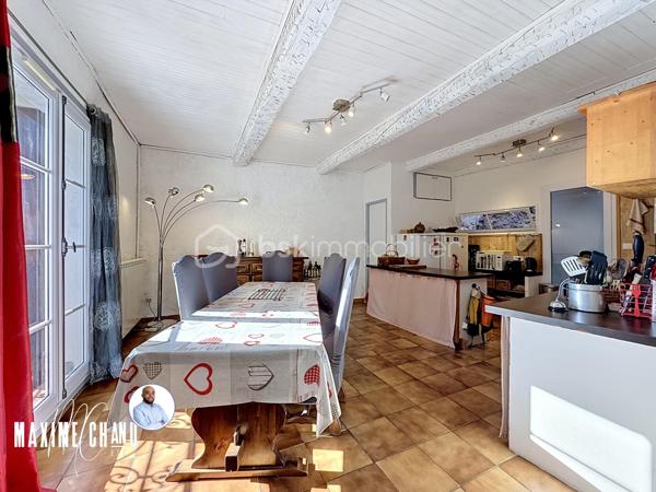 Située au cœur du charmant village de Péret, cette maison de caractère développe 200 m² habitables et offre des volumes rares, agrémentés d’un garage spacieux et de superbes extérieurs. Un bien aux atouts indéniables : surface habitable généreuse, grand garage et superbes extérieurs, le tout au cœur du village.

La maison se décompose sur trois niveaux. En rez-de-chaussée, vous trouverez un garage de 80 m², véritable atout pour stationner plusieurs véhicules, créer un atelier ou un espace de stockage conséquent.

Au rez-de-chaussée surélevé, la partie vie s’organise autour d’un séjour avec cuisine semi-ouverte, prolongé par un patio intérieur intime. Une grande chambre avec salle d’eau privative complète ce niveau, offrant une suite parentale confortable.

Au premier étage, vous profiterez d’une chambre avec salle de bain privative et mezzanine, d’une seconde chambre, d’une salle de bain supplémentaire ainsi que d’une cuisine d’appoint donnant accès à une magnifique terrasse tropézienne. Cet espace extérieur, au calme absolu et sans vis-à-vis, est un véritable havre de paix.

Sous les toits, un vaste espace sous rampant complète l’ensemble : salle de jeux, bureau ou quatrième chambre, à aménager selon vos besoins.

La maison a bénéficié de travaux récents qui en font un bien confortable et fonctionnel : double vitrage PVC sur l’ensemble des ouvertures, système de chauffage par pompe à chaleur air/eau, électricité remise aux normes, et un poêle à bois.

Avec ses volumes généreux, son grand garage et ses espaces extérieurs, cette maison de village combine authenticité et confort moderne. Un bien rare à Péret, à visiter sans tarder !