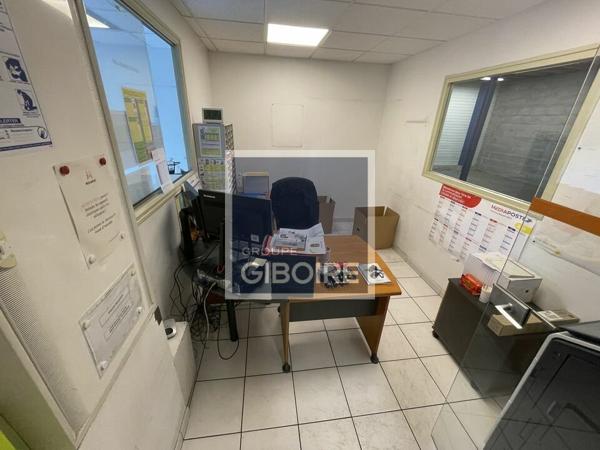 Local d'activites 975 m² à louer BOUGUENAIS (réf : 44.018945)