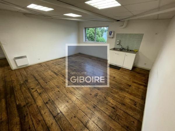 Local d'activites 975 m² à louer BOUGUENAIS (réf : 44.018945)