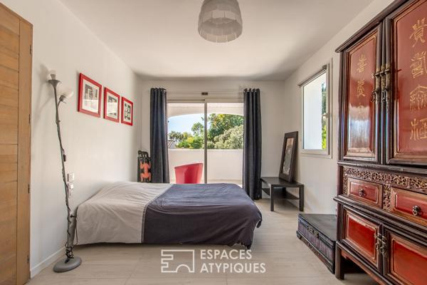 Grande propriété contemporaine en bord de mer