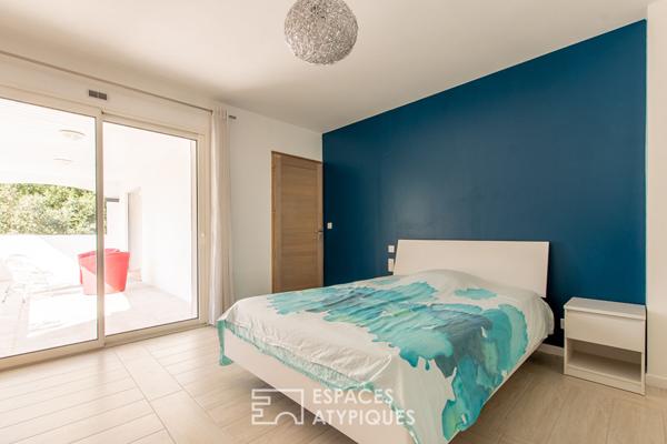 Grande propriété contemporaine en bord de mer