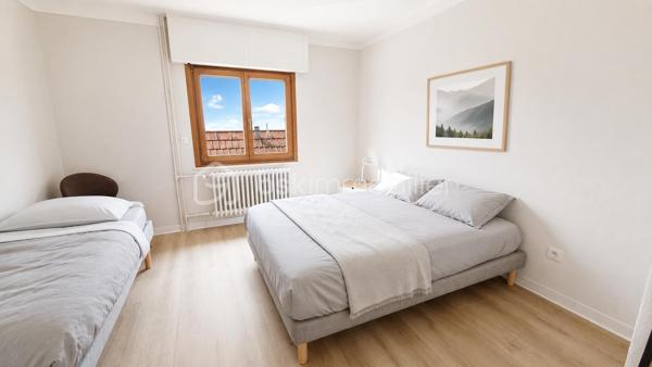 IMMEUBLE DE RAPPORT MIXTE – 330 m² – LOCAL COMMERCIAL + 2 APPARTEMENTS – MARCKOLSHEIM (67390)

Au cœur de Marckolsheim, à proximité immédiate des commerces, services et stationnements, découvrez cet immeuble de rapport à fort potentiel idéalement situé entre Sélestat, Colmar et Europa-Park.

Cet ensemble immobilier développe environ 330 m² habitables et commerciaux, complétés par un sous-sol complet de 120 m².

## Composition de l'immeuble

### Rez-de-chaussée – Local commercial loué

Restaurant en activité bénéficiant d'une excellente visibilité en centre-ville.

* Surface commerciale d'environ 120 m²
* Environ 40 places assises
* Terrasse extérieure d'environ 16 couverts
* Licence IV
* Sous-sol de stockage et caves d'environ 120 m²
* Bail en cours
* Loyer actuel : 1 500 € / mois

### 1er étage – Appartement T5 de 115 m²

Entièrement rénové et décoré en 2023.

* Entrée indépendante
* 3 à 4 chambres
* Jusqu'à 8 couchages
* Grande pièce de vie lumineuse
* Cuisine équipée et aménagée
* Salle de bains
* WC séparés

### 2ème étage – Appartement T5 de 90 m²

Rénové et aménagé en 2023.

* 4 chambres
* Jusqu'à 8 couchages
* Cuisine équipée
* Belle pièce de vie
* Salle de bains
* WC séparés

## Équipements et prestations

* Double vitrage
* Climatisation réversible
* Chauffage central
* Accès sécurisé par serrures électroniques
* Connexion Wi-Fi
* Cour intérieure avec accès privatif
* Entrées indépendantes pour les appartements

## Investissement locatif

L'immeuble génère actuellement un revenu locatif sécurisé grâce au local commercial loué.

Fort potentiel d'exploitation complémentaire des appartements :

* Location meublée
* Location saisonnière
* Location touristique
* Hébergement de travailleurs
* Auberge ou chambres d'hôtes

Revenu potentiel estimé : environ 3 500 € mensuels avec possibilité d'optimisation selon le mode d'exploitation retenu.

## Emplacement stratégique

Marckolsheim bénéficie d'une situation privilégiée à proximité immédiate de l'Allemagne et de plusieurs pôles touristiques majeurs :

* Europa-Park à environ 20 km
* Colmar à environ 23 km
* Route des Vins d'Alsace
* Accès rapide vers Sélestat et Strasbourg

## Informations complémentaires

* Immeuble comprenant 2 logements et 1 local commercial
* Sous-sol complet d'environ 120 m²
* DPE collectif : classe F
* Chauffage principal par chaudière fioul complété par pompe à chaleur/climatisation.

Une opportunité rare pour investisseur recherchant un actif mixte avec revenus immédiats et fort potentiel de valorisation touristique.