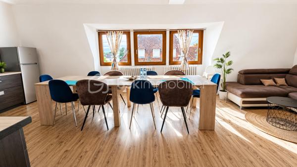 IMMEUBLE DE RAPPORT MIXTE – 330 m² – LOCAL COMMERCIAL + 2 APPARTEMENTS – MARCKOLSHEIM (67390)

Au cœur de Marckolsheim, à proximité immédiate des commerces, services et stationnements, découvrez cet immeuble de rapport à fort potentiel idéalement situé entre Sélestat, Colmar et Europa-Park.

Cet ensemble immobilier développe environ 330 m² habitables et commerciaux, complétés par un sous-sol complet de 120 m².

## Composition de l'immeuble

### Rez-de-chaussée – Local commercial loué

Restaurant en activité bénéficiant d'une excellente visibilité en centre-ville.

* Surface commerciale d'environ 120 m²
* Environ 40 places assises
* Terrasse extérieure d'environ 16 couverts
* Licence IV
* Sous-sol de stockage et caves d'environ 120 m²
* Bail en cours
* Loyer actuel : 1 500 € / mois

### 1er étage – Appartement T5 de 115 m²

Entièrement rénové et décoré en 2023.

* Entrée indépendante
* 3 à 4 chambres
* Jusqu'à 8 couchages
* Grande pièce de vie lumineuse
* Cuisine équipée et aménagée
* Salle de bains
* WC séparés

### 2ème étage – Appartement T5 de 90 m²

Rénové et aménagé en 2023.

* 4 chambres
* Jusqu'à 8 couchages
* Cuisine équipée
* Belle pièce de vie
* Salle de bains
* WC séparés

## Équipements et prestations

* Double vitrage
* Climatisation réversible
* Chauffage central
* Accès sécurisé par serrures électroniques
* Connexion Wi-Fi
* Cour intérieure avec accès privatif
* Entrées indépendantes pour les appartements

## Investissement locatif

L'immeuble génère actuellement un revenu locatif sécurisé grâce au local commercial loué.

Fort potentiel d'exploitation complémentaire des appartements :

* Location meublée
* Location saisonnière
* Location touristique
* Hébergement de travailleurs
* Auberge ou chambres d'hôtes

Revenu potentiel estimé : environ 3 500 € mensuels avec possibilité d'optimisation selon le mode d'exploitation retenu.

## Emplacement stratégique

Marckolsheim bénéficie d'une situation privilégiée à proximité immédiate de l'Allemagne et de plusieurs pôles touristiques majeurs :

* Europa-Park à environ 20 km
* Colmar à environ 23 km
* Route des Vins d'Alsace
* Accès rapide vers Sélestat et Strasbourg

## Informations complémentaires

* Immeuble comprenant 2 logements et 1 local commercial
* Sous-sol complet d'environ 120 m²
* DPE collectif : classe F
* Chauffage principal par chaudière fioul complété par pompe à chaleur/climatisation.

Une opportunité rare pour investisseur recherchant un actif mixte avec revenus immédiats et fort potentiel de valorisation touristique.